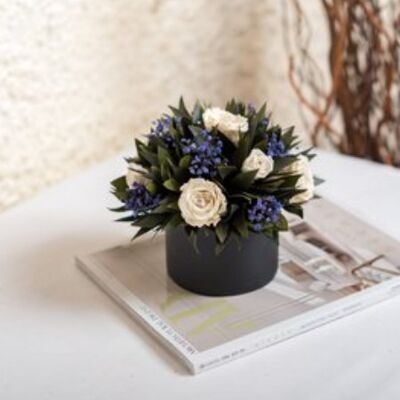 Konserviertes Blumenarrangement - weiße Rosen und lila Schleierkraut