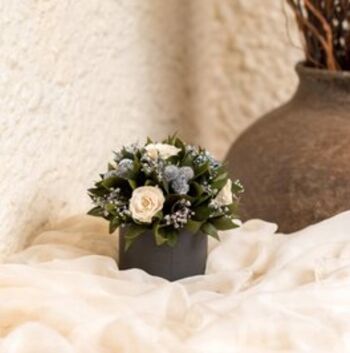 Boîte fleurs stabilisées - roses blanches et fleurs argentées