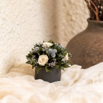 Boîte fleurs stabilisées - roses blanches et fleurs argentées