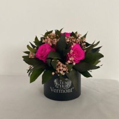 Caja de flores preservadas - rosas preservadas Hot Pink y gypsophila rosa