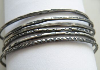 1 manchette empilable à bracelet ouvert, bracelet texturé argenté martelé à la main, épaisseur disponible 2 mm/2,5 mm/3 mm. La liste est pour 1 brassard 3