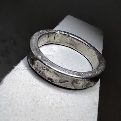 Anello a fascia in argento con struttura a paesaggio lunare reticolato, anello hard-core, anello in argento unisex, gioielli di dichiarazione