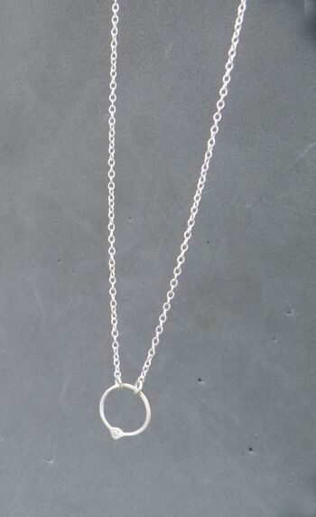 Collection The Way Out Is In, collier pendentif délicat, Minimal Jewelry, Back to Basics 3