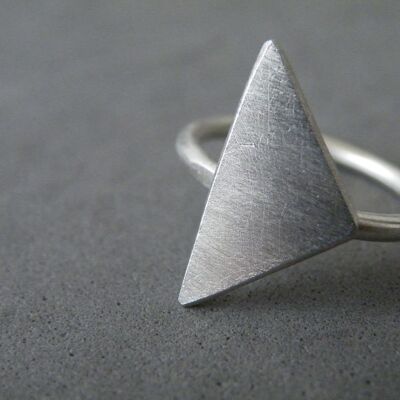 Anillo triangular de plata esterlina Anillo moderno geométrico Anillo minimalista delicado de SteamyLab