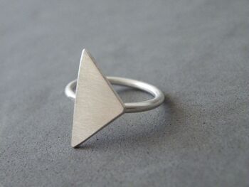 Bague triangle en argent sterling Bague moderne géométrique Bague minimaliste délicate par SteamyLab 2