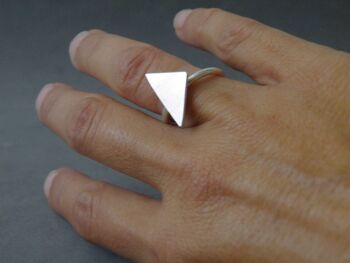 Bague triangle en argent sterling Bague moderne géométrique Bague minimaliste délicate par SteamyLab 4