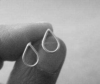 Tiny Teardrop Studs Drop Stud Boucles d'oreilles en argent sterling Post Boucles d'oreilles Bijoux géométriques minimalistes modernes par SteamyLab 3