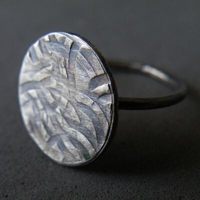 Anillo de cóctel para mujer, anillo de textura de plata esterlina oxidada, joyería urbana para ella