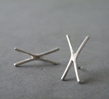 Boucles d'oreilles Cross Stud, boucles d'oreilles lettre, boucles d'oreilles minimalistes modernes pour femmes 1