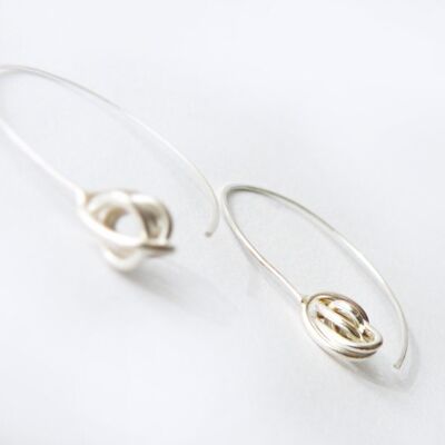 Minimalistische Creolen aus Sterlingsilber Silberne Schleifen Vielseitige Ohrringe Moderne romantische Ohrringe von SteamyLab