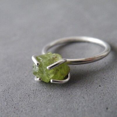 Anillo solitario de peridoto verde crudo, joyería de piedra de nacimiento de agosto para mujeres, ideas de regalo de anillo