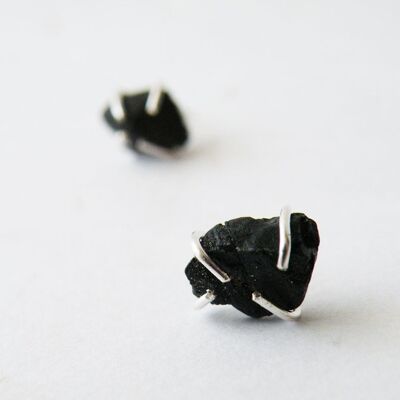 Pendientes de tuerca de ónix negro sin procesar Postes de pepitas de ónix Pendientes de tuerca de plata de ley Black Jet Glam Rock Jewelry de SteamyLab