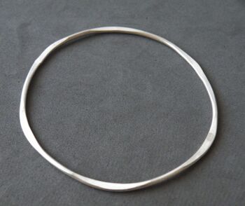 Bracelet martelé minimaliste en argent sterling Bracelet martelé disponible Épaisseur 2 mm/2,5 mm/3 mm 2