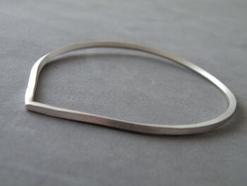 Bracelet en forme de larme Bracelet empilable Argent sterling Argent oxydé Bijoux géométriques modernes contemporains par SteamyLab 4