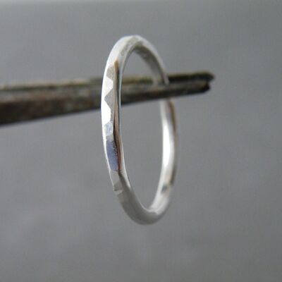 Sterling Silber Band Ring Stapeln Hammered Ring Minimalistischer Ring Handgefertigter Silberschmuck von SteamyLab