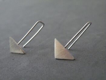 Boucles d'oreilles triangle géométriques en argent sterling, boucles d'oreilles minimalistes modernes pour femmes 1