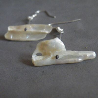 Orecchini pendenti in madreperla Orecchini con fiocchi di perle in argento sterling Gioielli di perle di SteamyLab
