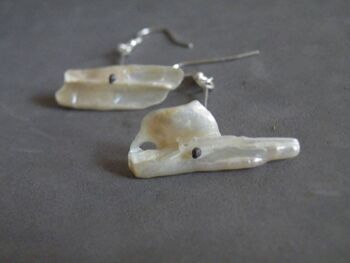 Boucles d'oreilles pendantes en nacre Boucles d'oreilles en flocons de perles en argent sterling Bijoux en perles par SteamyLab 1