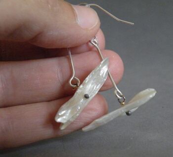 Boucles d'oreilles pendantes en nacre Boucles d'oreilles en flocons de perles en argent sterling Bijoux en perles par SteamyLab 4
