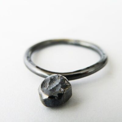 Anello impilabile in argento sterling ossidato, anello pepita d'argento riciclato, anello da donna
