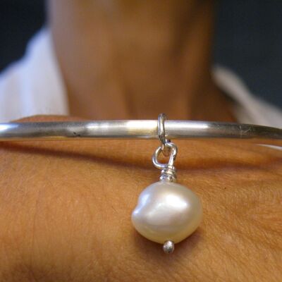 Brazalete de plata de ley de 2,5 mm con abalorio de perla, pulsera de perla apilable resistente, regalo para mujer, piedra natal de junio hecha a mano por SteamyLab