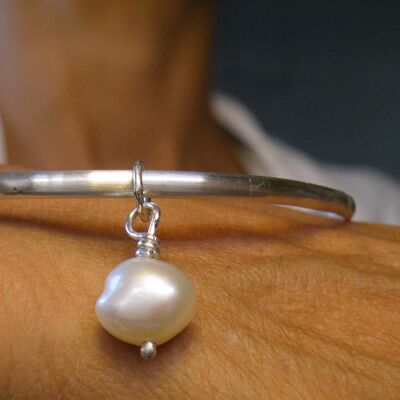 Brazalete de plata de ley de 2,5 mm con abalorio de perla, pulsera de perla apilable resistente, regalo para mujer, piedra natal de junio hecha a mano por SteamyLab