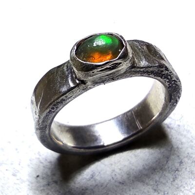 Anello a fascia in argento con struttura di paesaggio lunare reticolato con opale di fuoco etiope naturale 4x6mm, anello hard-core, anello opale unisex, gioielli di dichiarazione