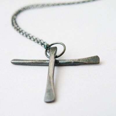 Schwarzes Kreuz Lange Halskette Oxidierte minimalistische Sterlingsilber-Halskette Religiöse Halskette von Steamylab