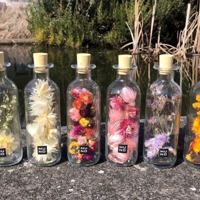 Piccola bottiglia con fiori secchi