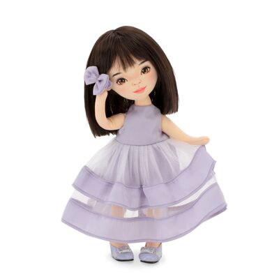 Lilu in einem lila Kleid