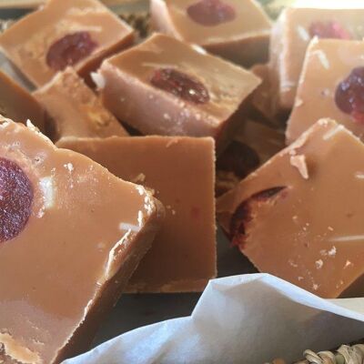 Cherry Bakewell Fudge - Half Bar Box 150g e