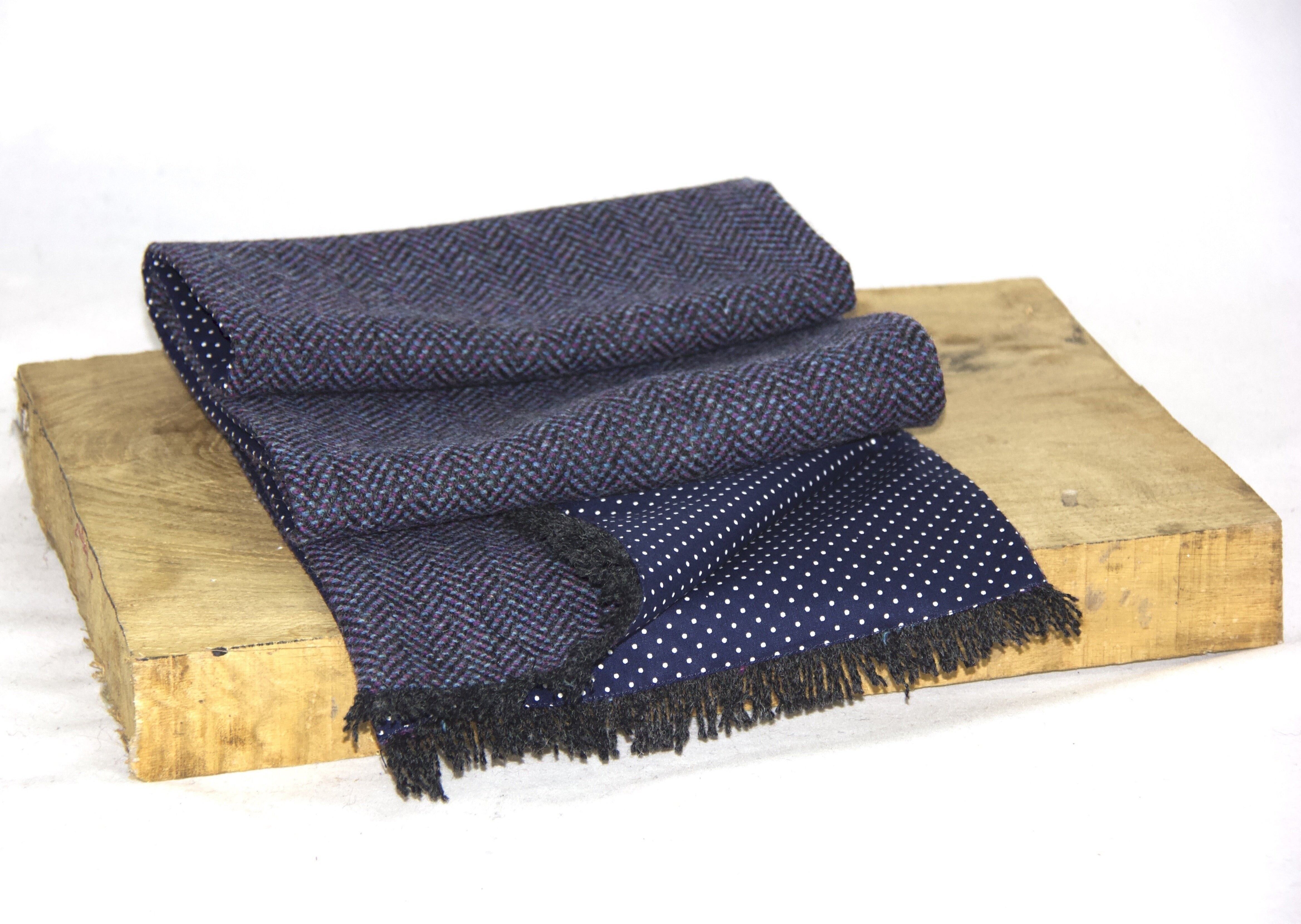 Sciarpa Brenin in tweed con fodera a pois blu navy