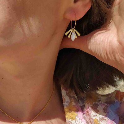Petites boucles d'oreilles dorées avec pendentif soleil et perle