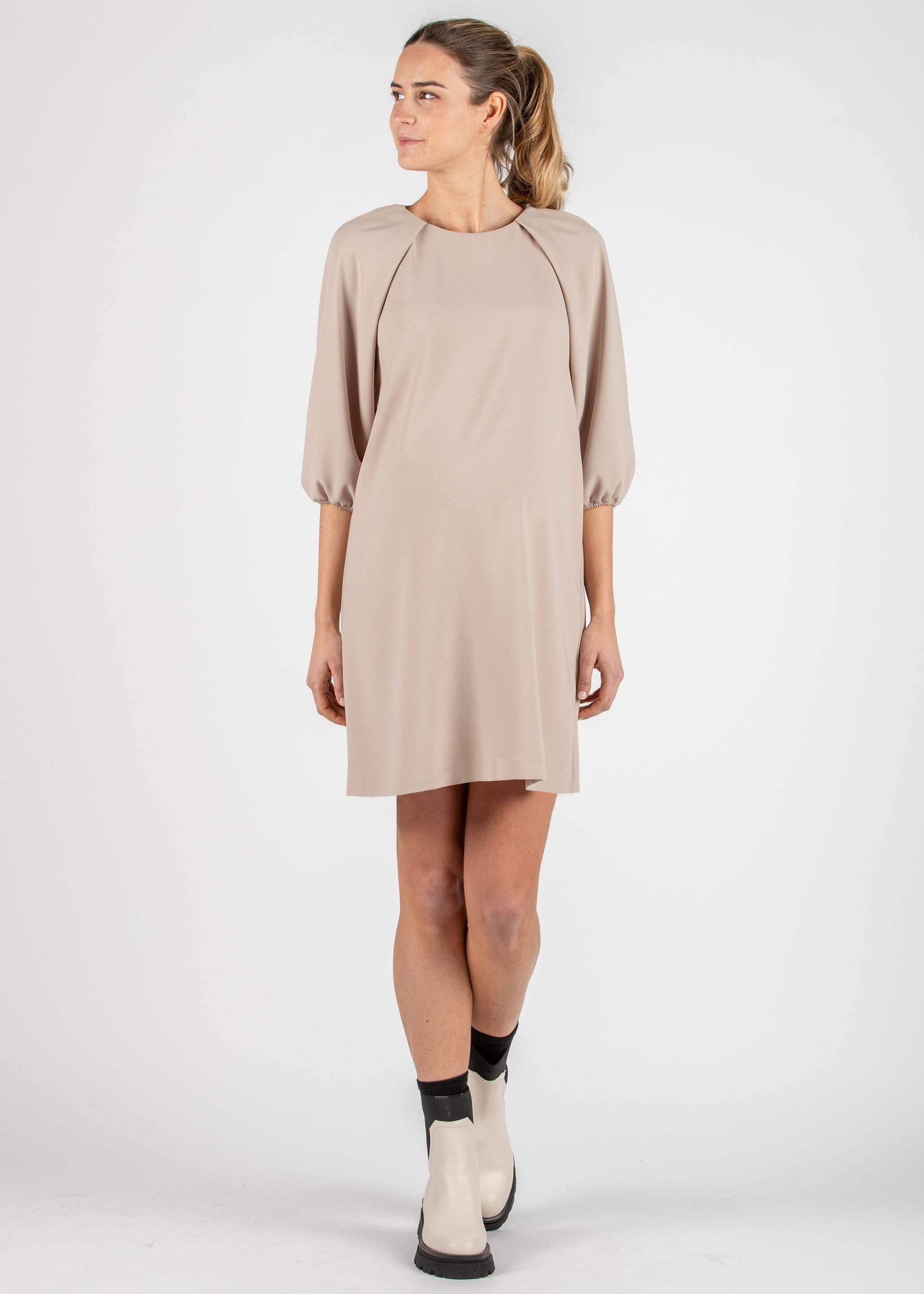 NORA - VESTIDO RAGLÁN PLIEGUES EN CADI' BEIGE