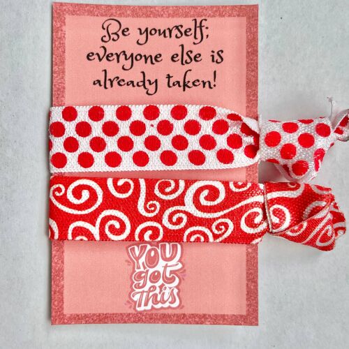 Hermosa tarjeta con cintas y lazos de regalo rojos.