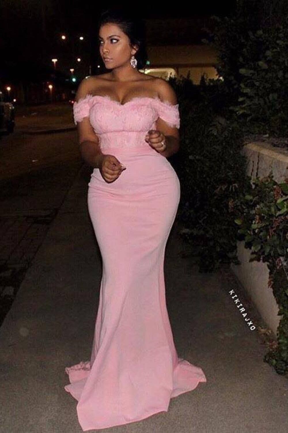 Abito lungo a coda di pesce in pizzo color rubino con spalle scoperte