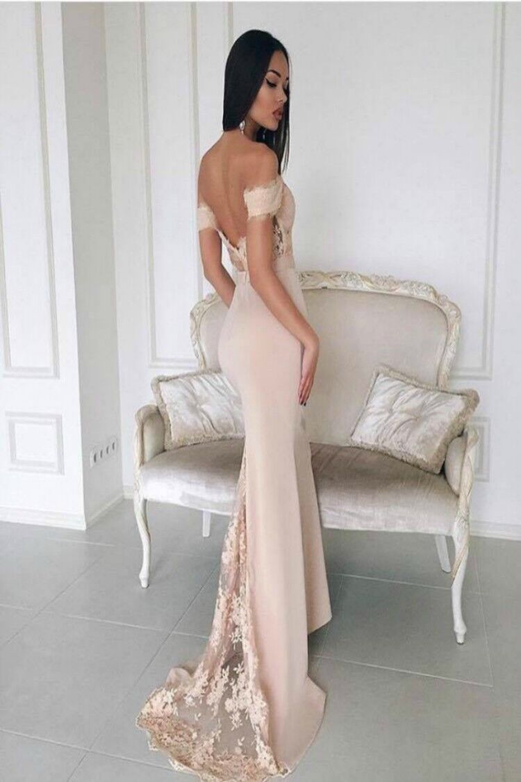 Abito lungo a coda di pesce in pizzo color moka rubino con spalle scoperte