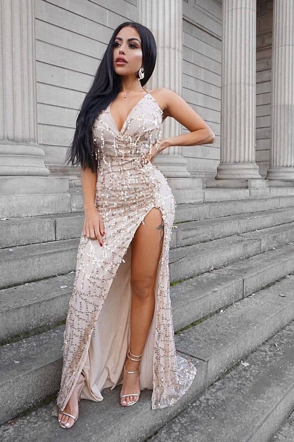 Abito a coda di pesce con spacco sulla coscia con frange e paillettes dorate con scollo profondo color sirena