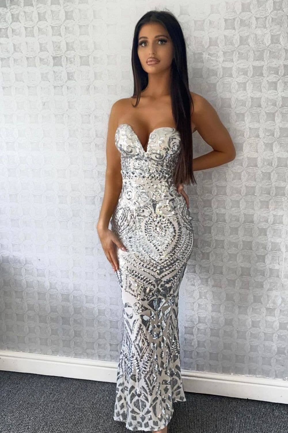 Abito a coda di pesce impreziosito da paillettes con scollo a cuore argento Kenza Luxe