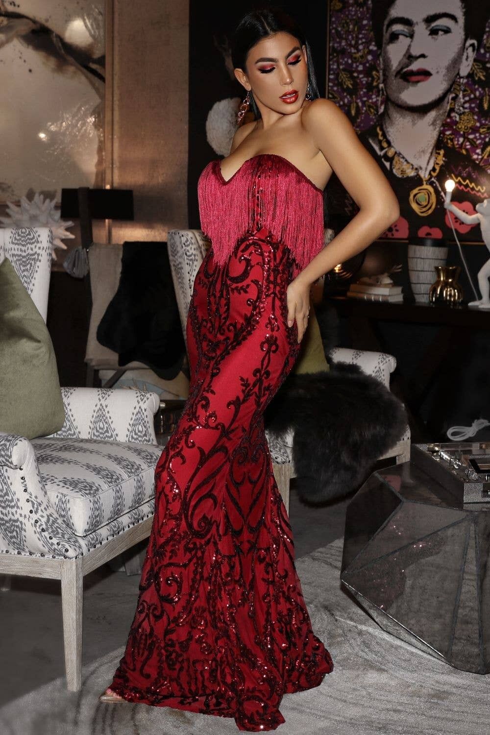 Abito a coda di pesce con paillettes con frange e nappe con scollo a cuore