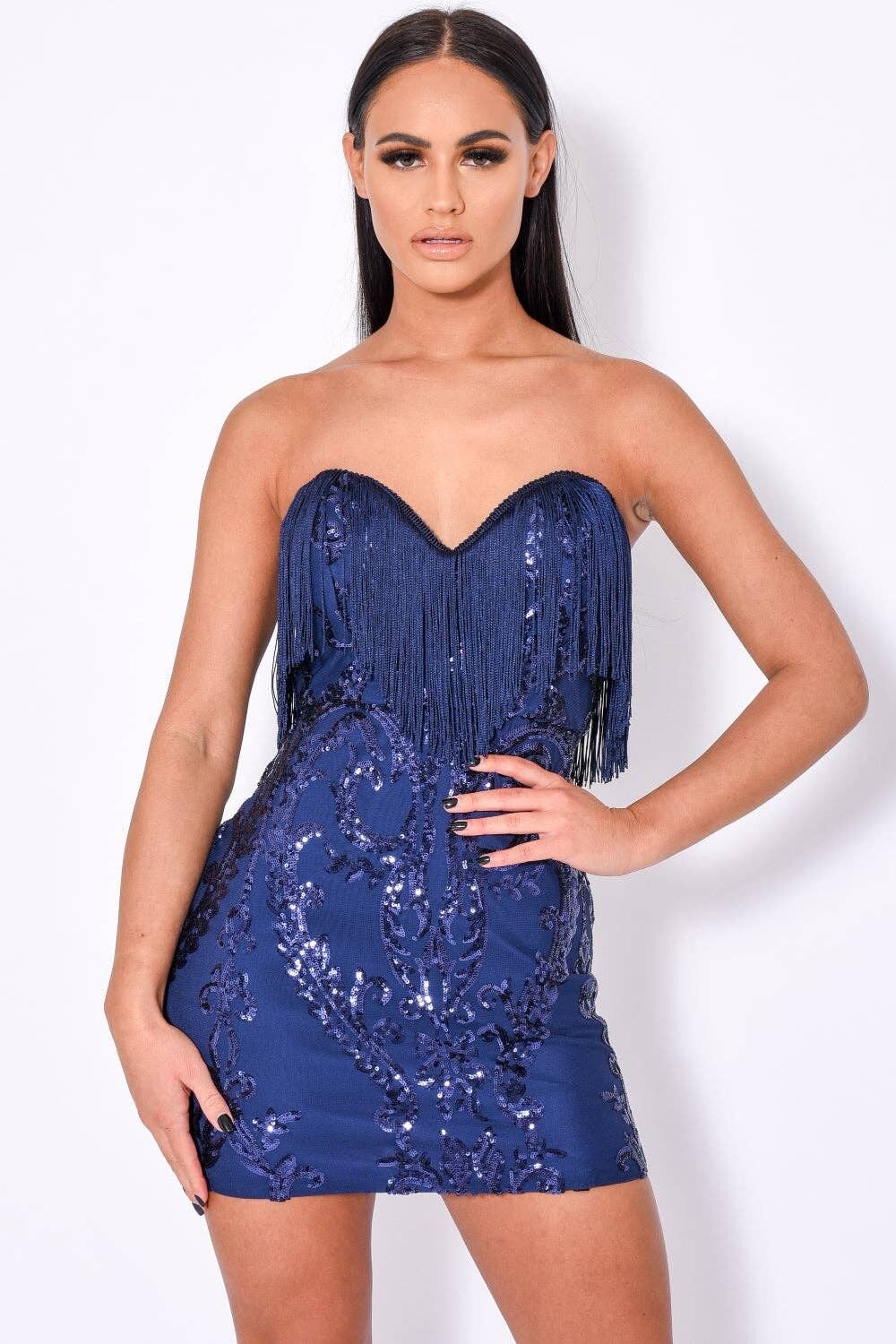 Promette un vestito aderente con paillettes e frange a cuore blu navy