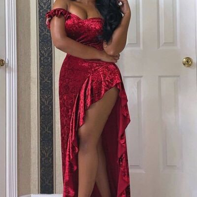 Robe longue fendue sur les cuisses à volants en velours Secret Romance Luxe Berry