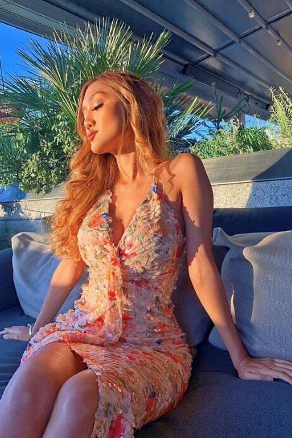 Abito lungo avvolgente asimmetrico in pizzo floreale e paillettes nude