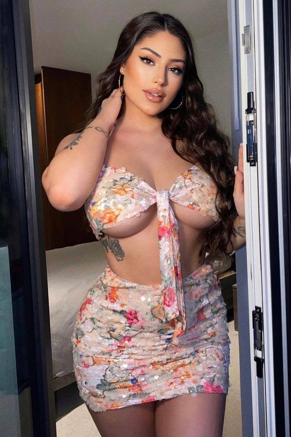 Abito con fiocco in pizzo floreale e paillettes nude