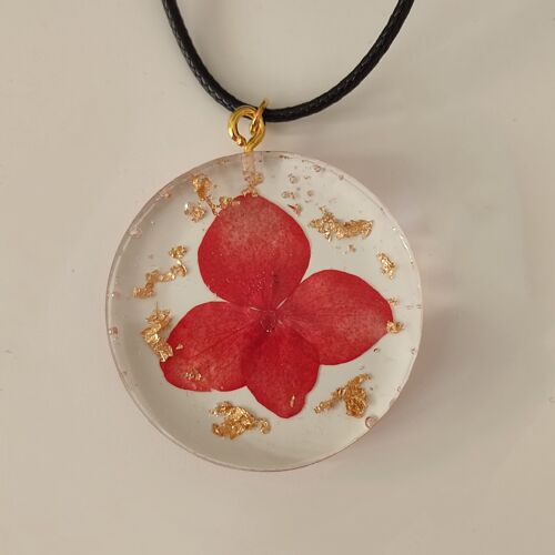 Round necklace with dried flower
