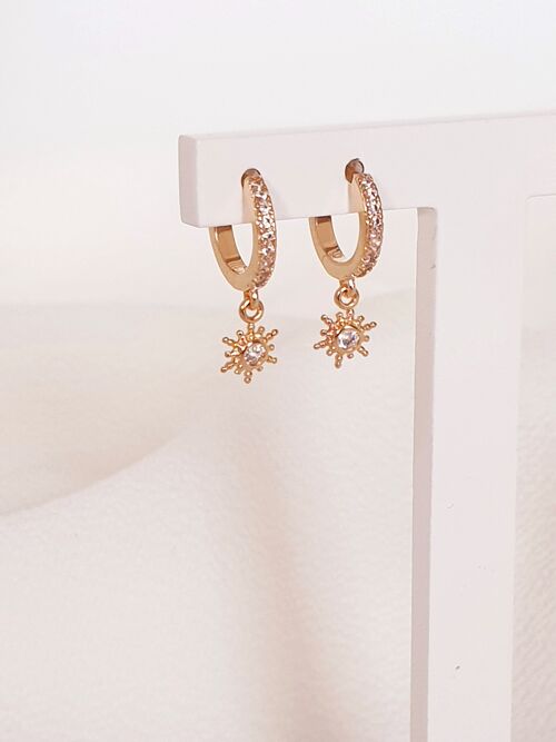 Boucles d'oreilles mini créoles en plaqué or avec un pendant soleil en oxyde de zirconium