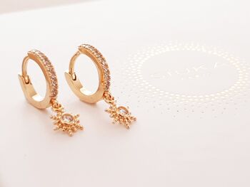 Boucles d'oreilles mini créoles en plaqué or avec un pendant soleil en oxyde de zirconium 3