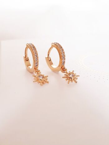 Boucles d'oreilles mini créoles en plaqué or avec un pendant soleil en oxyde de zirconium 4