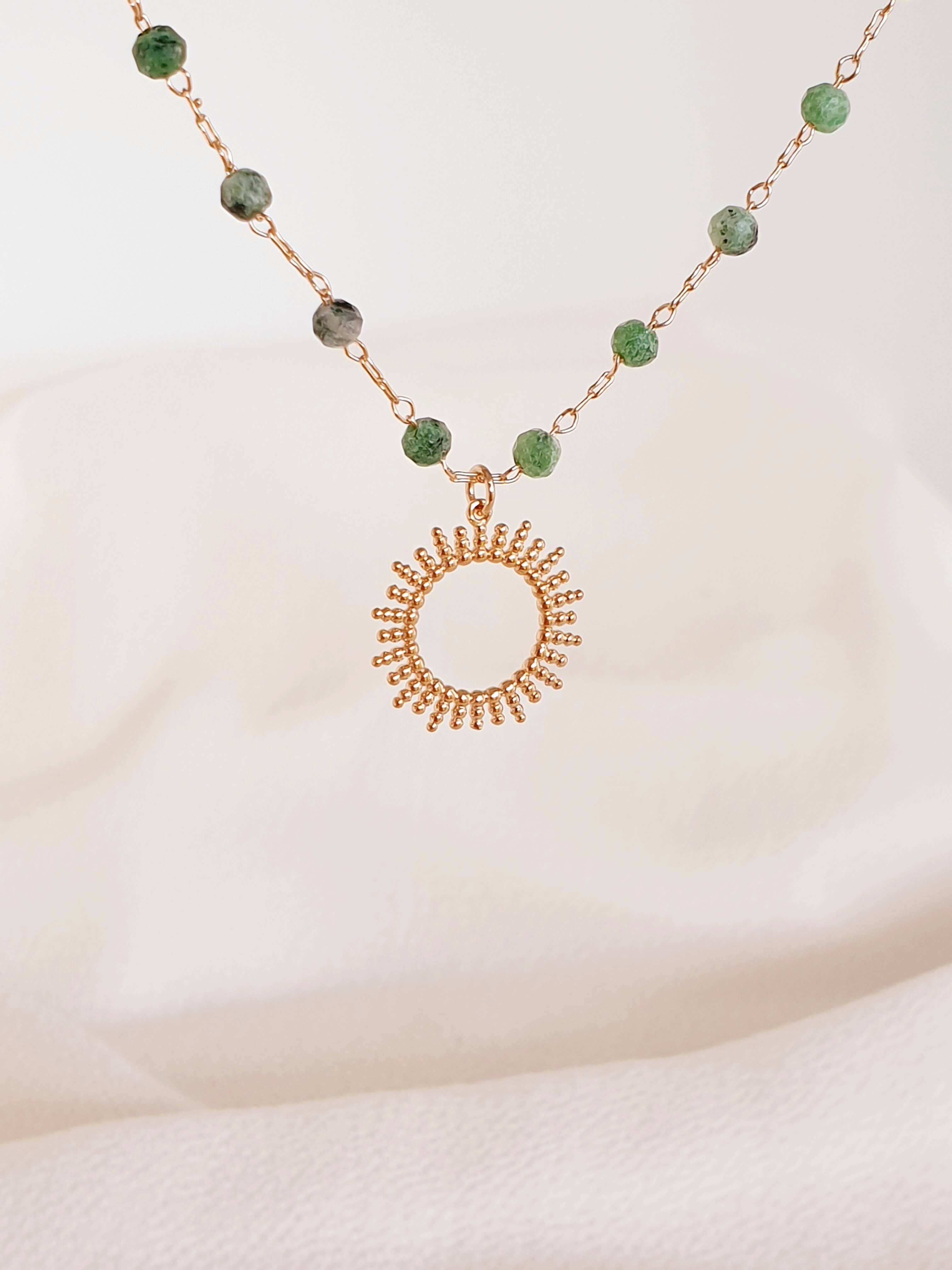 Vergoldete "Sonnen"-Halskette mit Rubin-Zoisit-Steinen