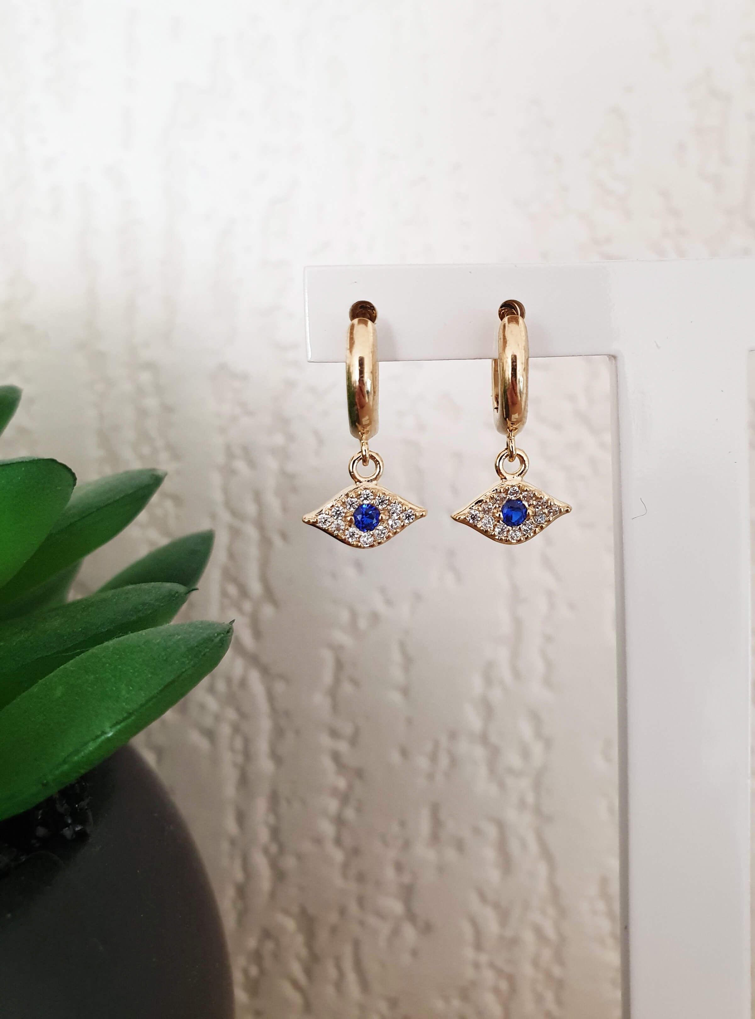 Orecchini a cerchio placcati oro con pendente a forma di occhio incastonati di ossidi di zirconio bianco e blu